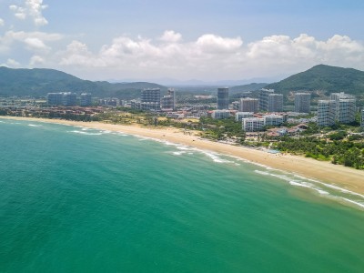 南京万宁旅游：海滩与热带雨林，魅力对比