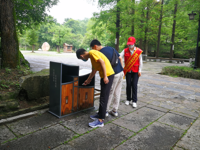 南京三亚岛旅游区特勤队副队长刘佳楠规劝游客文明出行